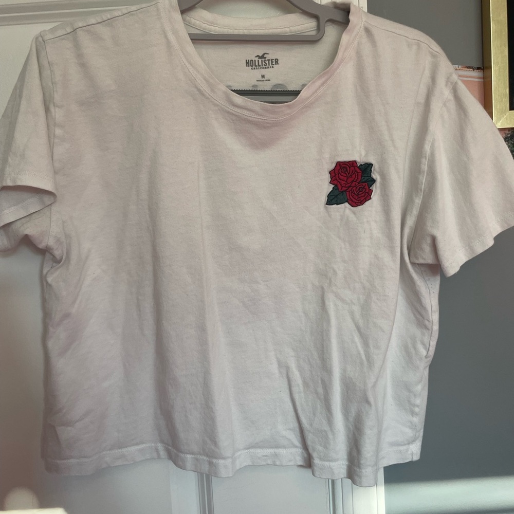 white hollister tee with flower; size medium; in outstanding condition